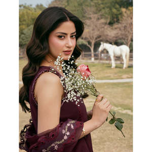 Ensemble IZEL 3 pièces : chemise en mousseline brodée, dupatta en tissu Khaadi brodé et pantalon, tenues pour femmes indiennes et pakistanaises - Product Image 4