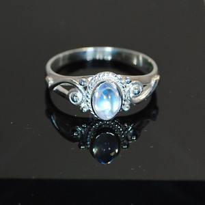 แหวนพลอยรูปวงรีลายพระจันทร์สีรุ้งเครื่องประดับอัญมณีรักษาด้วยเงินสเตอร์ลิงหรือชุบทองดีไซน์ที่มีเอกลักษณ์และการปรับแต่ง - Product Image 1