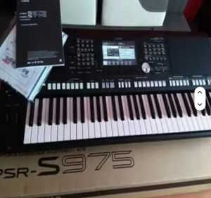 Estación de Trabajo Digital PSR S975 de 61 Teclas, Piano Mecánico Usado con Características de Piano de Cola - Product Image 3