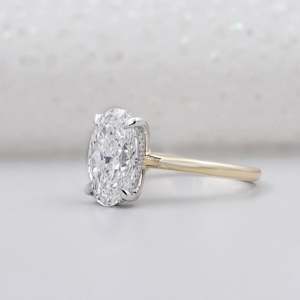 แหวนหมั้นทองคำเหลืองทรงวงรี ประดับเพชรแบบซ่อนรัศมี สไตล์โซลิแทร์ - Product Image 3