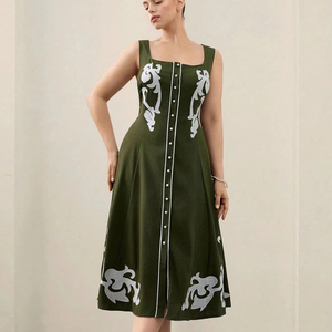 Robe de vacances bohème pour femmes 100% coton col en V et grandes manches trompette broderie florale taille naturelle tissée - Product Image 1