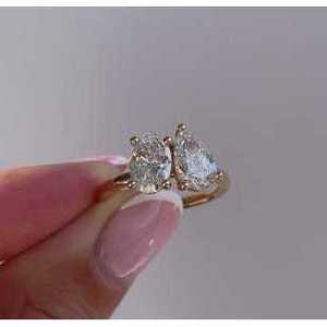 Anillo de Compromiso con Diamantes Cultivados en Laboratorio Certificados por IGI, Toi Et Moi en Forma Ovalada y de Pera, Oro Amarillo - Product Image 2