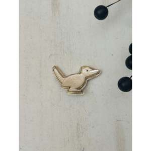 Broche Zuni Hecho a Mano con Madreperla y Plata de Ley con Diseño de Roadrunner para Regalo - Product Image 1