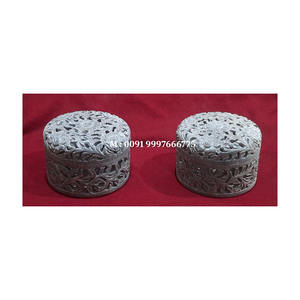 Boîte à bijoux en pierre de savon naturelle de forme ronde avec surface lisse et brillante, utilisée pour l'emballage de chaînes dorées et à des fins de cadeaux - Product Image 1