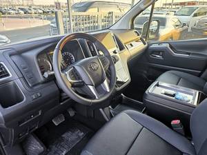 Toyota GRANVIA Premium 2.8L Turbo Usato 2025 - Furgone AWD con Interni Chiari, Sedili in Pelle, Pneumatici R19, Diesel | Pronto per l'esportazione - Product Image 2