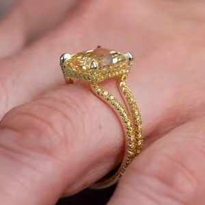 Último anillo de compromiso de diamante cultivado en laboratorio amarillo radiante de 2.50CT 14K oro amarillo único francés cola de pez oculto Halo anillos finos - Product Image 5