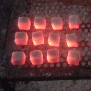 Profitez d'une longue séance de fumage avec les remarquables briquettes de charbon actif pour chicha indonésienne. - Product Image 1