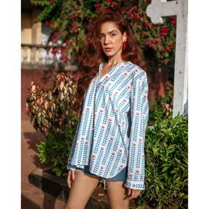 เสื้อท็อป Lily สำหรับผู้หญิง ฟรีไซส์ ลายดอกไม้ สไตล์โบฮีเมียน ผ้าไหมชีฟองถัก ระบายอากาศได้ดี สไตล์วินเทจ สำหรับใส่ทำงาน แขนสั้น มีโลโก้ - Product Image 3