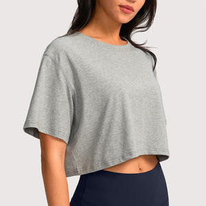 Top de yoga personalizado para mujer, tela transpirable recortada disponible con logotipo de marca de impresión de etiquetas y opciones de diseño de tela - Product Image 3