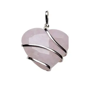 دلاية كريستال طبيعي للبيع بالجملة مع تصميم فاخر من سلك الكوارتز الوردي قلادة على شكل قلب للنساء