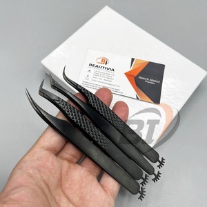 Pince à épiler d'extension de cils en acier inoxydable avec logo personnalisé avec embout en fibre plasma noir à prise parfaite et design pointu - Product Image 4