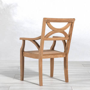 Sillas de comedor para exteriores hechas de madera de teca maciza con color natural de teca y acompañadas de un modelo de jardín para exteriores. - Product Image 4