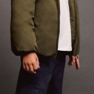 Blouson matelassé à capuche uni pour garçons avec logo personnalisé, veste d'hiver chaude matelassée avec fermeture éclair et manches longues - Product Image 3