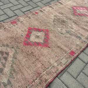 Tapis turc vintage de 2,8 x 11,4 pieds, tapis de couloir, tapis à motifs de plantes et d'arbres roses - Product Image 2