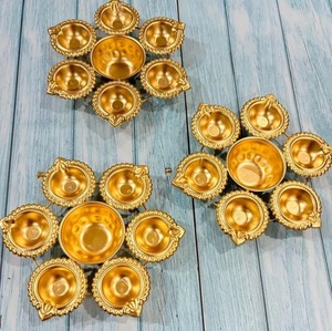 Diya Urli de créateur artisanal en métal pour Diwali Diyas Set Bol décoratif traditionnel pour fleurs flottantes Décoration intérieure - Product Image 4