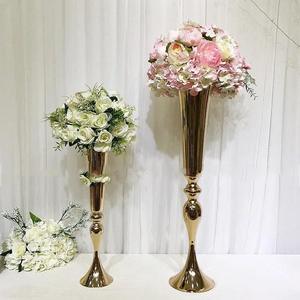 Vase de luxe en métal noir et or fait à la main pour la décoration intérieure, centre de table élégant, pot de fleur moderne - Product Image 4