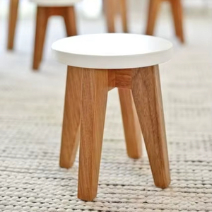 Tabouret en bois rustique idéal pour ajouter de la chaleur traditionnelle aux maisons conçues avec l'artisanat et les détails en bois authentiques - Product Image 1