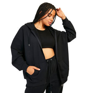 Sweat à capuche à fermeture éclair de base en molleton lourd de couleur noire pour femmes de grande taille avec poches et cordes à boucle en métal - Product Image 4