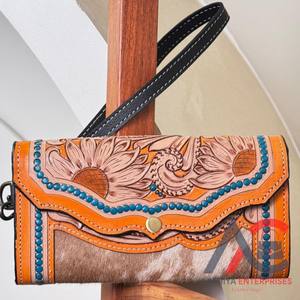 Cartera de mano de cuero con estampado en relieve para mujer - Product Image 1