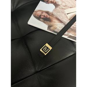 เข็มขัดหนังวัวบางสำหรับผู้หญิงพร้อมโลโก้ F - Product Image 2