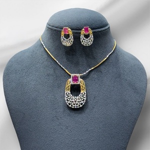 Elegante juego de colgantes de cadena de la mejor calidad en tono dorado para mujer, hermoso collar y pendientes para ropa de boda para mujer - Product Image 1