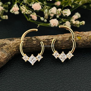 Bijou fin en or rose 14 carats, or massif, véritable moissanite taille princesse, trio de pierres, septum clicker, cadeau - Product Image 3