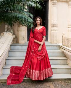 Fourniture directe d'usine Élégant tissé à la main Chanderi Silk Lehenga Choli Set avec broderie Zari et Dupatta disponible à la vente - Product Image 2