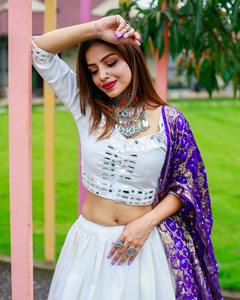 Une touche de glamour et de sophistication est souvent un chemisier de travail miroir à la main avec un élégant Lehenga de Fabzone - Product Image 3