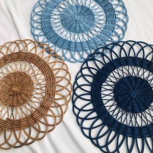 Collection de napperons en rotin colorés ronds tissés à la main fabriqués au Vietnam - Product Image 1
