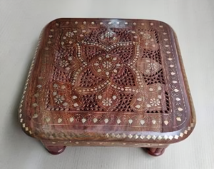Chowki en bois de Sesham artisanal avec incrustation en laiton et sculpture florale support décoratif traditionnel Pooja Chowki - Product Image 1