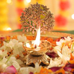Diya Kalpvriksh de Latón, Diseño Tradicional Dorado Hecho a Mano para Fines Espirituales, Diwali, 7 cm de Dimensión - Product Image 4