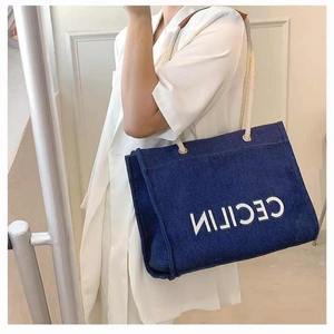 Sacs fourre-tout en sergé pliables personnalisables en vrac de haute qualité avec poignées en corde idéaux pour les cadeaux promotionnels et les fournisseurs de détail - Product Image 3