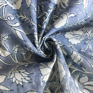 Tela de Algodón Estampada a Mano, Estampado Floral Mughal en Azul Índigo y Blanco - Product Image 1