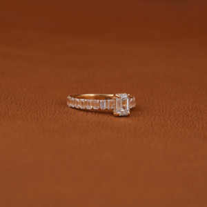 Anillo de compromiso de diamante cultivado en laboratorio de corte esmeralda de lujo chapado en oro de 18 quilates, joyería de boda de moda para mujer, pavé de diamante lateral IGI - Product Image 6