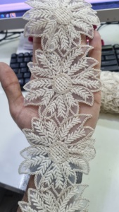 La coupe florale faite sur commande fonctionne dans les rubans brodés par machine de blancs pour des robes de mariage et des vêtements de dames et des buts de revente. - Product Image 5