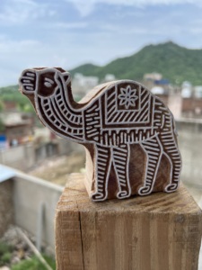 Sello de Camello Tallado a Mano en Madera de Teca: Impresión en Bloque de Rajastán |   Tela Textil India, Papel, Estampado a Mano con Palma - Product Image 2