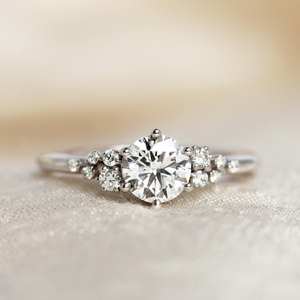 Bague de fiançailles en diamant taillé brillant de 6.5mm | Bague de mariage de mariée en pierre latérale en grappe | Bague en argent sterling plaqué or 18 carats - Product Image 2