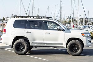 MEJOR OFERTA: LANDCRUISERS 2016 V8 POWER 4X4 CON DIFERENCIAL CENTRAL BLOQUEABLE, EN PERFECTO ESTADO, IMPECABLE, EXCELENTE CONDICIÓN, LISTO PARA EXPORTACIÓN - Product Image 2
