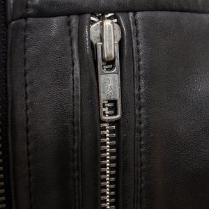 แจ็คเก็ตหนังแฟชั่นสตรีทสำหรับผู้ชาย สัมผัสนุ่มสบาย กันน้ำและกันลม เหมาะสำหรับการเดินทางในเมือง มีตัวเลือกโลโก้ด้านหน้า - Product Image 6