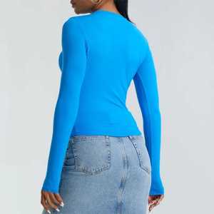 Camiseta ajustada de cuello redondo para mujer, manga larga, gimnasio y entrenamiento al aire libre, ropa informal, tela vaquera, estampado de botones decorado - Product Image 1