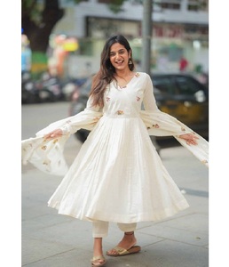 Elegante vestido Anarkali de algodón con Dupatta elegante y ligero Ideal para mujeres Ropa de fiesta étnica para festivales y uso diario - Product Image 2