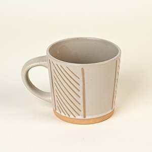 Ensemble de 2 tasses à café en céramique beige style rétro, faites à la main, design vintage avec couvercle, compatibles lave-vaisselle et micro-ondes, idéales pour un cadeau - Product Image 3