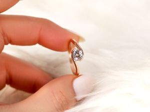 แหวนเพชรโมอิสซาไนต์ทรงบริลเลียนต์ ดีไซน์สวยงาม ตัวเรือนทองคำแท้ 14K ประดับแบบช่อง คุณภาพสูง ได้รับการรับรองจาก IGI สำหรับผู้หญิง ใส่ในงานแต่งงาน - Product Image 5