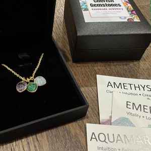 Petite feuille naturelle sculptée faite à la main pierre précieuse pendentif à breloque or pierre de naissance bijoux collier délicat cadeau parfait pour elle - Product Image 5