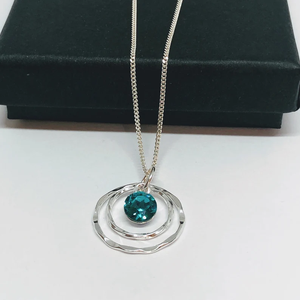 Collier de pierre de naissance de décembre en laiton plaqué argent pendentif en zircon bleu vert accessoire de mode avec lunette de réglage anniversaire - Product Image 4