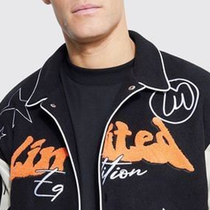 Chaqueta de béisbol Varsity personalizada con botones a presión, cuerpo de lana y mangas de cuero - Product Image 5