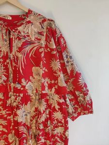 Robe d'été pour femmes à imprimé floral rouge Kyra Robe midi Deep Neck String Closer Mini Dress Cadeau parfait pour votre bien-aimé - Product Image 2