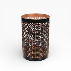 Ensemble moderne de deux bougeoirs en métal brun avec un motif de mandala circulaire en relief - Product Image 2