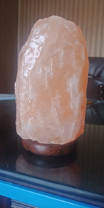 Lámpara de Sal Natural con Diseño Floral Tallado a Mano para un Atractivo Estético - Product Image 4