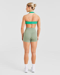 Últimos pantalones cortos de grapa verde oliva y Sujetador deportivo de cuello Halter esencial verde esmeralda conjuntos de mujer entrenamiento gimnasio conjunto de 2 piezas para mujer - Product Image 6